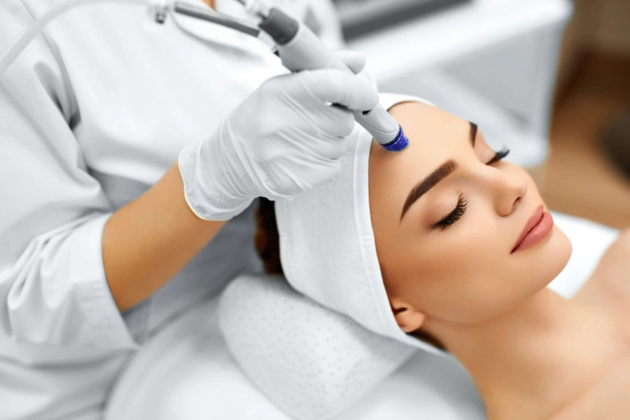 L’Hydrafacial à Lyon : Une Solution de Soin Révolutionnaire pour Atténuer les Taches de Vieillesse
