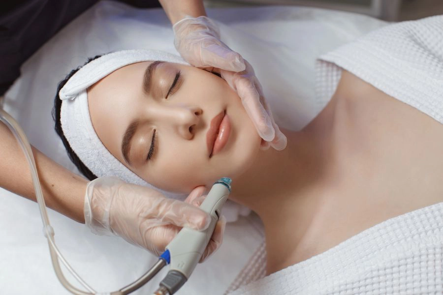 L’Hydrafacial pour les Peaux Grasses : Révolution dans les Soins Cutanés à Lyon