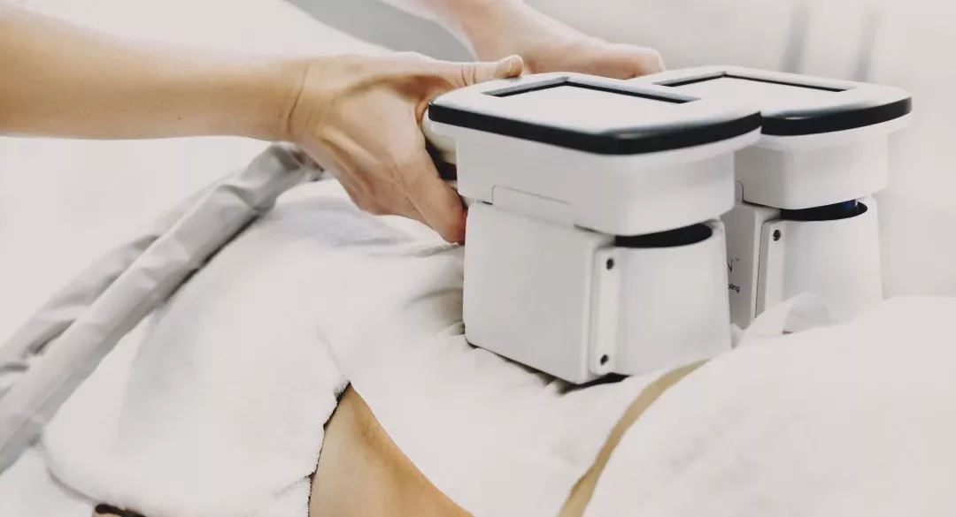 Comment choisir un bon praticien pour une séance de cryolipolyse?