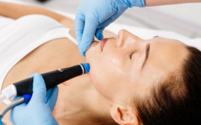 Quelle différence entre un hydrafacial à Lyon et un peeling doux ?